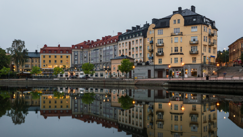 Foto på vatten och byggnader i Södertälje